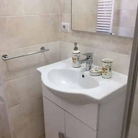 La Vie En Rose Apartment